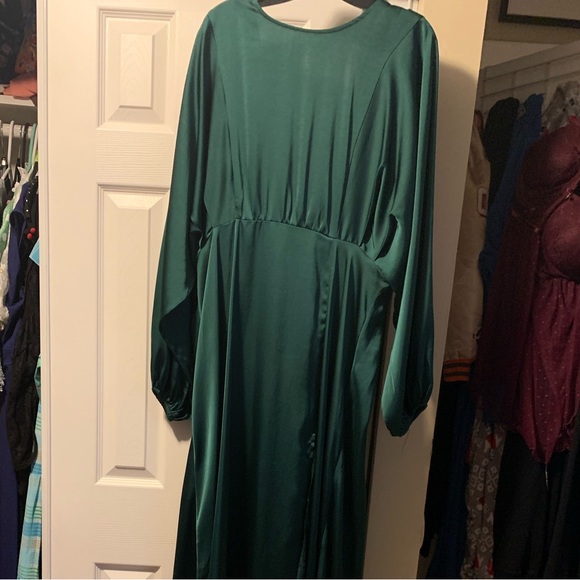 Gorgeous emerald floor-length satin gown. - Picture 2 of 4